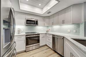 Kylskåp, mikrovågsugn, ugn och spishäll