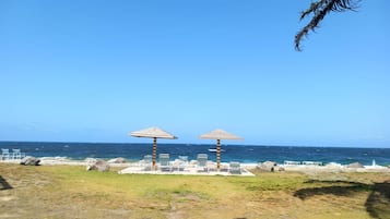 Espreguiçadeiras, toalhas de praia