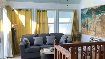 TV connectée, livres, écrans d'ordinateur