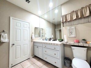 Combinazione doccia/vasca, asciugacapelli, asciugamani, sapone