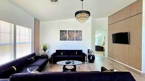 Smart TV y chimenea 