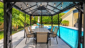 Outdoor dining - The Panorama Oasis: Saltwater Pool, Spa & EV Charger (Cathedral City)