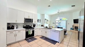 冷蔵庫、電子レンジ、オーブン、コンロ