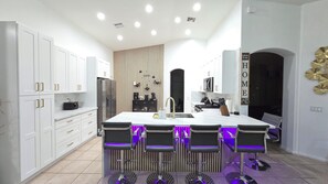 Kylskåp, mikrovågsugn, ugn och spishäll