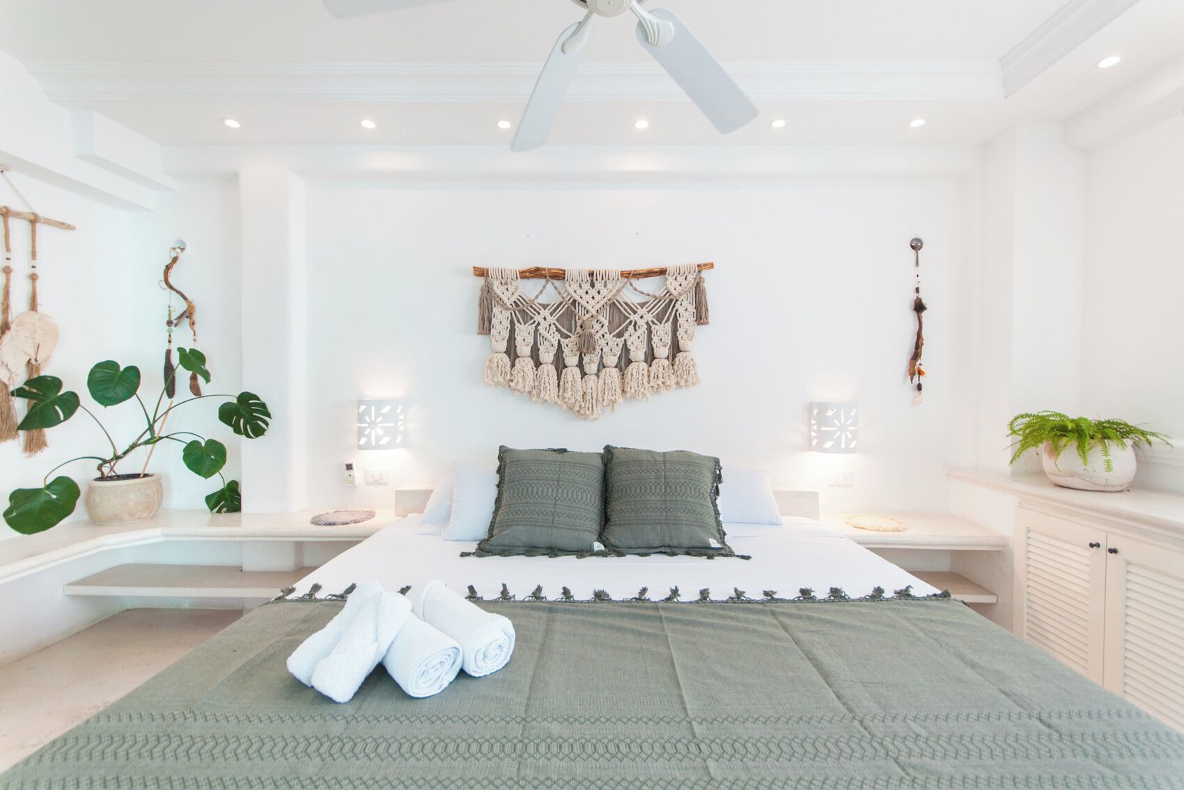 13 slaapkamers, een kluis op de kamer, een bureau