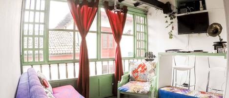 TV, Netflix, streaming services, stereo