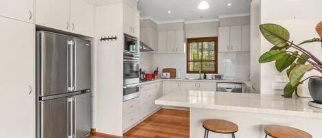 ثلاجة، ميكروويف، فرن، موقد طهي مسطح