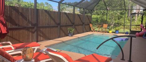 Una piscina al aire libre, una piscina climatizada