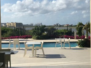 Outdoor dining - MODERN CONDO WITH PRIVATE POOL AT GOLD COAST VILLAS (NOORD)