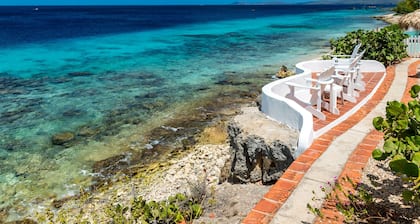 Charming oceanfront villa, great house reef near restaurant and dive operation