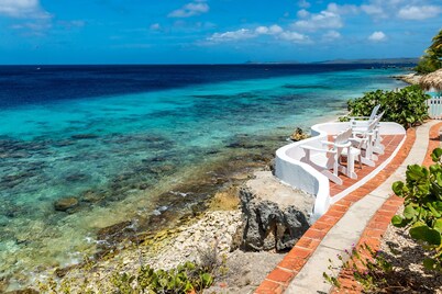 Charming oceanfront villa, great house reef near restaurant and dive operation