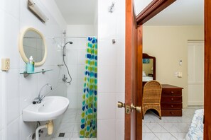 Douche, serviettes fournies, papier de toilette