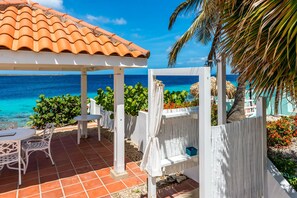 Outdoor dining - Charming oceanfront villa, great house reef near restaurant and dive operation (Kralendijk)
