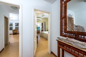 5 bedrooms, in-room safe, iron/ironing board, WiFi - Charming oceanfront villa, great house reef near restaurant and dive operation (Kralendijk)