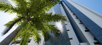 Apartment with sea view, 2 bedrooms, fast Wi-Fi (300mb), swimming pool, rotating garage.