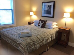 10 bedrooms, desk, iron/ironing board, free WiFi - New Year/CHRISTMAS AVAIL - 10 BR,5 Bath,5 min to Mtn,on Shuttle Rte,Hot Tub,King (Ludlow)