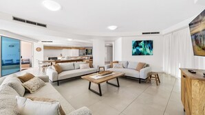 Un soggiorno moderno con un divano, un tavolino da caffè e una TV.