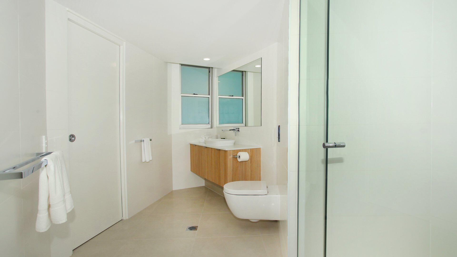 Sirocco 201 by G1 Holidays - Large Five Bedroom Beachfront Apartment in Sirocco Resort — image 26