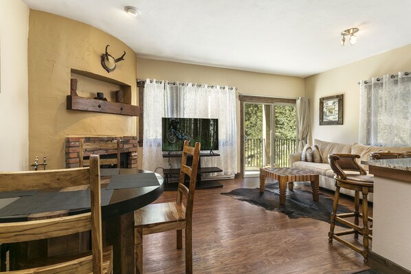 Una Smart TV, una chimenea