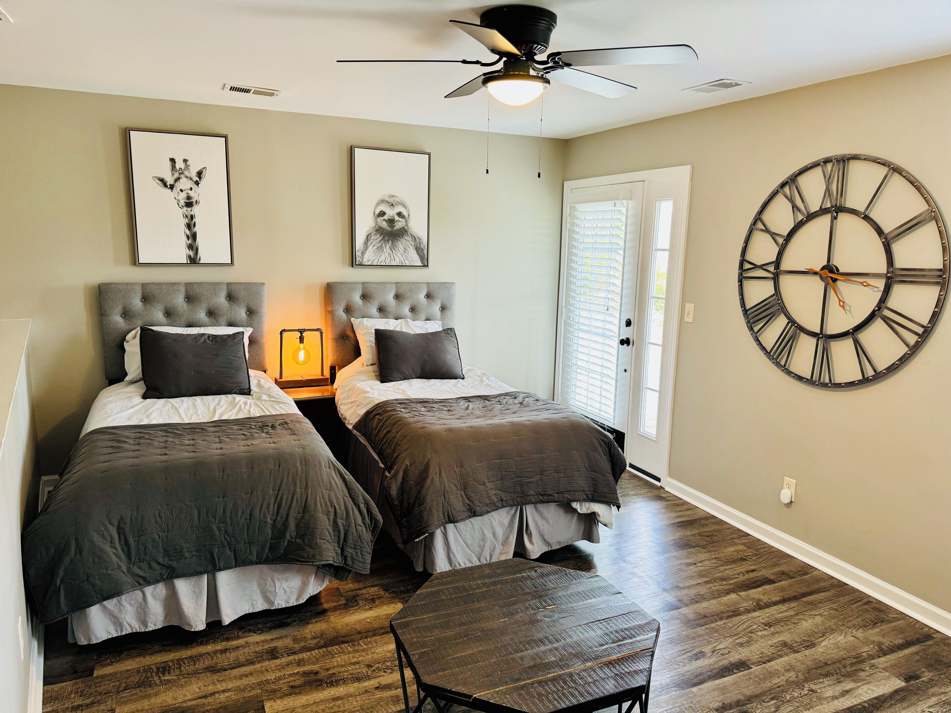 3 室のベッドルーム、デスク、アイロン / アイロン台、旅行用ベビーベッド