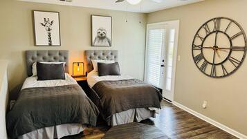 3 quartos, escrivaninha, ferros/tábuas de passar roupa, berço de viagem