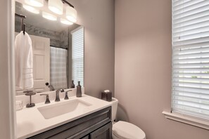 Combined shower/bathtub, eco-friendly toiletries, hair dryer, towels - Memphis Modern (Memphis)