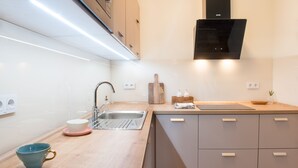 Coffee/tea maker, fridge, microwave, stovetop