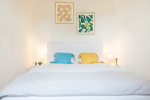 2 habitaciones, escritorio, tabla de planchar con plancha y wifi gratis 