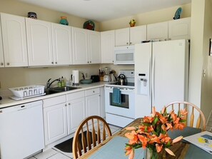 Kylskåp, mikrovågsugn, ugn och spishäll