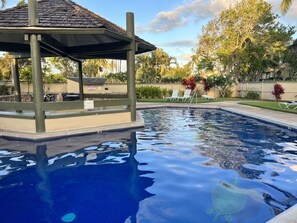 Utomhuspool och uppvärmd pool