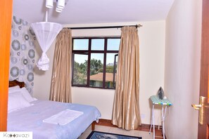 2 bedrooms, iron/ironing board, free WiFi, bed sheets