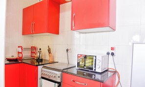 Fridge, microwave, oven, stovetop - Pendo apartment - close to the city and JKIA airport  (Nairobi)