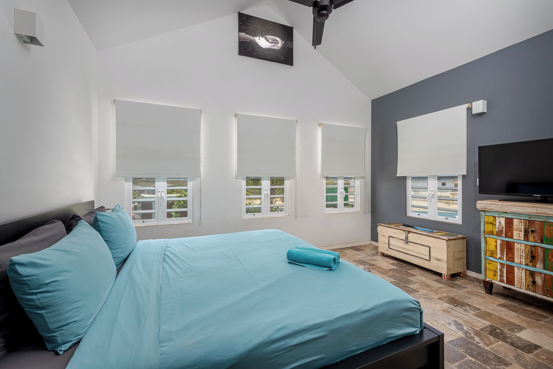 4 bedrooms, in-room safe, desk, travel cot