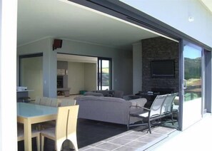 Outdoor dining - Seaview Point  Stunning clifftop house (Kaeo)
