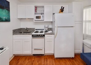 Køleskab, mikrobølgeovn, kogeplade, kaffe-/temaskine