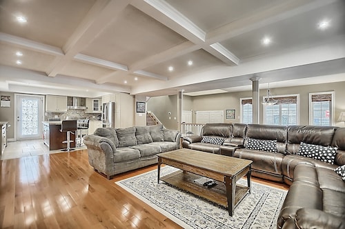 6 Bedroom Executive Cottage near Lake Simcoe & Innisfil Beach Park