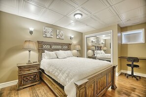 6 Schlafzimmer, Schreibtisch, Bügeleisen/Bügelbrett, Reisekinderbett