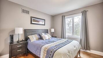 6 slaapkamers, een bureau, een strijkplank/strijkijzer, reisbedje