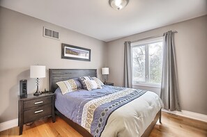 6 bedrooms, desk, iron/ironing board, travel cot