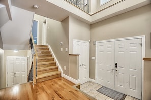 Interior - 6 Bedroom Large Family Home near Lake Simcoe & Innisfil Beach - Patio & BBQ (Alcona)