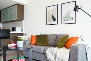 Apartamento | Zona de estar | Televisión de pantalla plana de 43 pulgadas con canales por cable