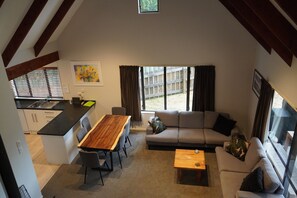 Smart TV, fireplace, DVD player, stereo - House handy to lake, township and Edgewater Resort (Wanaka)