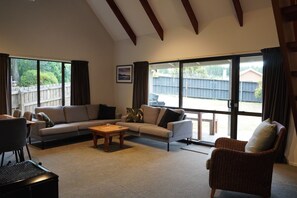 Téléviseur connecté, foyer, lecteur de DVD, chaîne audio