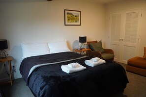3 bedrooms, iron/ironing board, WiFi, bed sheets - House handy to lake, township and Edgewater Resort (Wanaka)