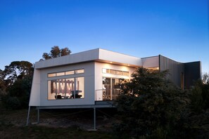 Exterior - Contemporary luxury accommodation specially designed for romantic escapes. (Daylesford)