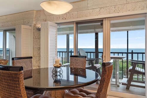 Land`s End Beachfront Elegance: Top Floor Corner