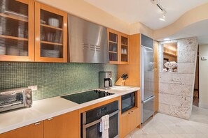 Een koelkast, een microgolfoven, een oven, een kookplaat