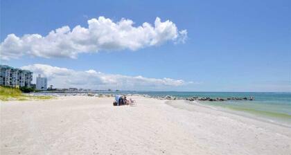 Land's End Beachfront Elegance: Top Floor Corner