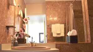 Badewanne, Haartrockner, Handtücher