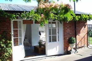 Exterior - Easy walking to Havelock North's charming village (Havelock North)